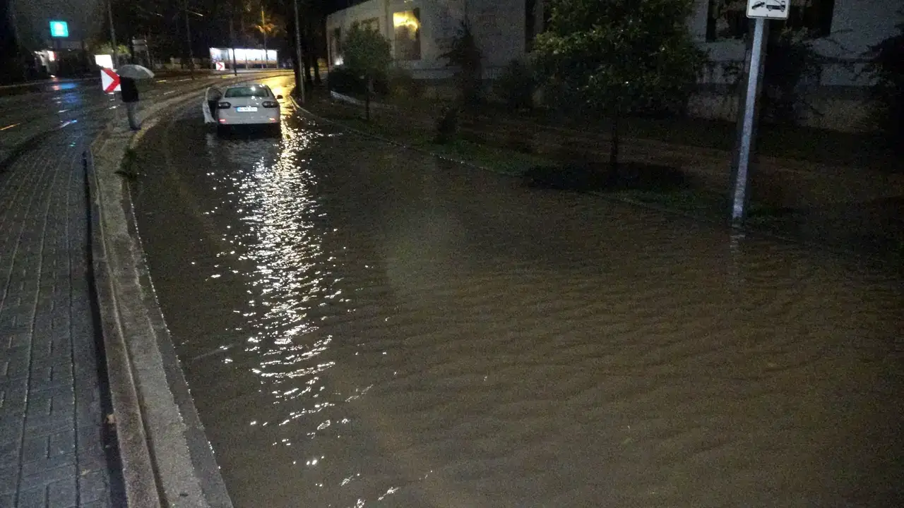 Araçlar Mahsur Kaldı, Vatandaş Duraklara Sığındı 4